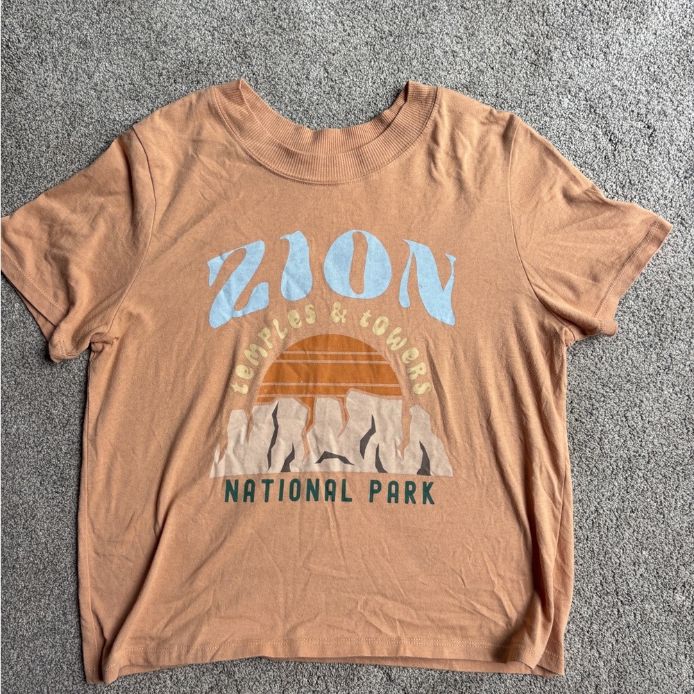 Zoe + Liv Brown Short Sleeve Tee with Graphic Design